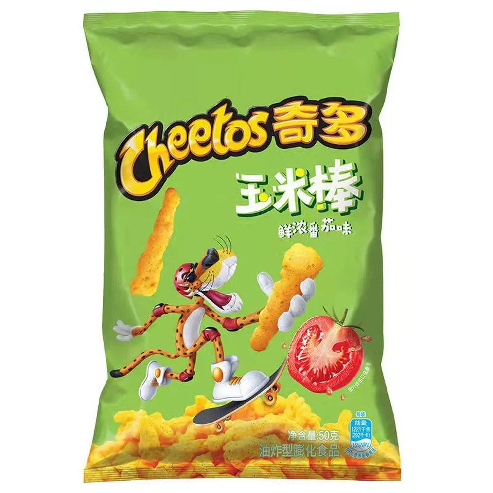 Mazorca de maíz Cheetos con tomate fresco grande